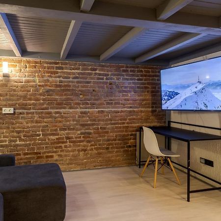 Lesi Apartment With Terrace リヴィウ エクステリア 写真